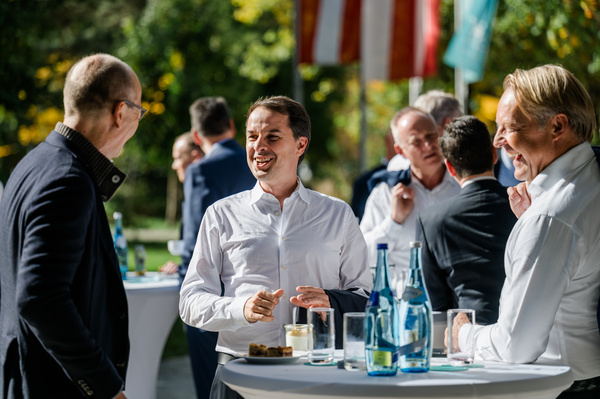 Teilnehmer des Internationalen Symposiums zur Restrukturierung unterhalten sich fröhlich. | © FH Kufstein Tirol