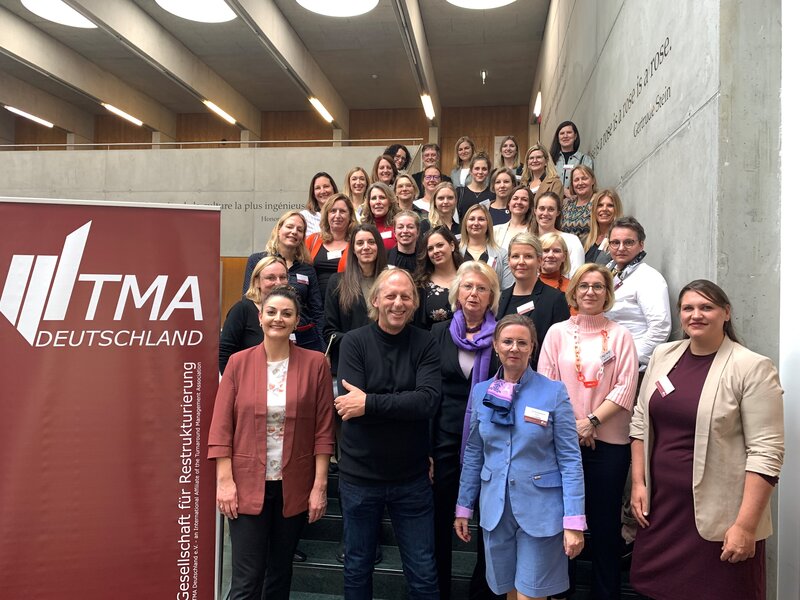 Symp_Gruppe_TMA | © FH Kufstein Tirol Ein Gruppenfoto der Teilnehmenden des Internationalen Symposiums zur Restrukturierung. | © FH Kufstein Tirol