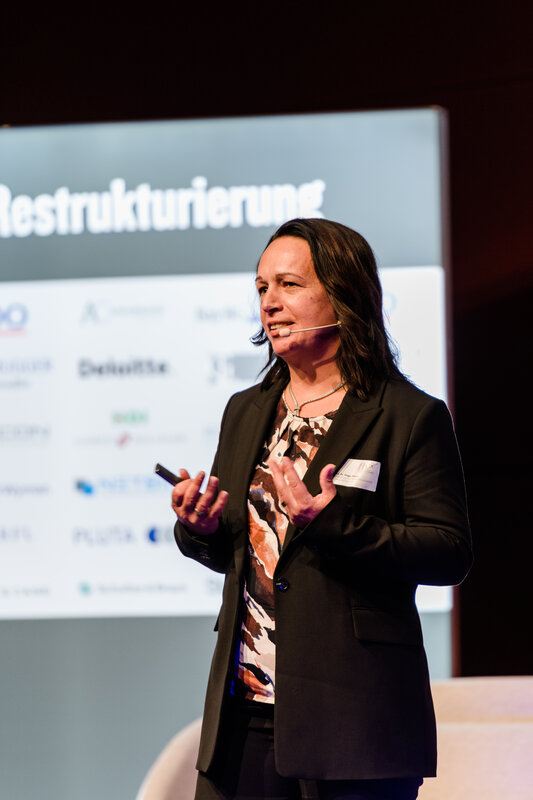 Symp_Vortrag_Peggy_Näser | © FH Kufstein Tirol Eine Vortragende hält eine Präsentation im Veranstaltungsraum der FH Kufstein Tirol. | © FH Kufstein Tirol