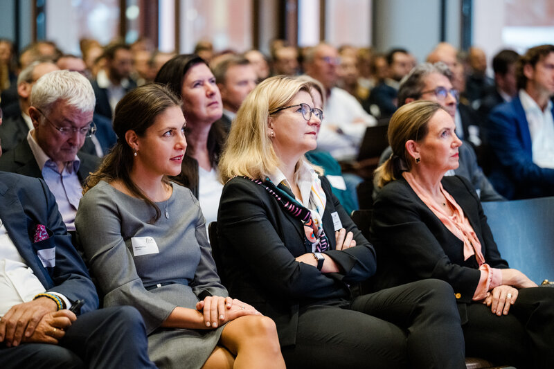 Symp_Publikum_1 | © FH Kufstein Tirol Teilnehmer des Internationalen Symposiums zur Restrukturierung hören aufmerksam der Präsentation zu. | © FH Kufstein Tirol