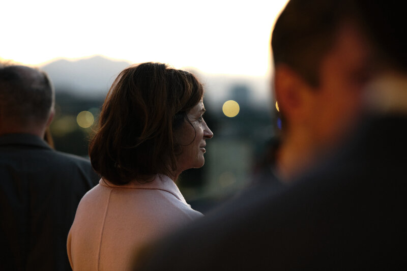 2024_Breiter | © FH Kufstein Tirol Frau im Profil, die in den Sonnenuntergang schaut, mit unscharfem Hintergrund und warmem Licht für eine nachdenkliche Stimmung. | © FH Kufstein Tirol