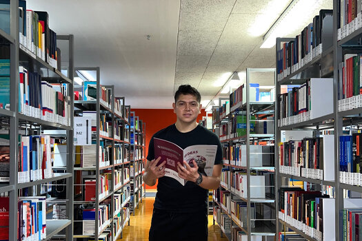 Jorge in der Bibliothek