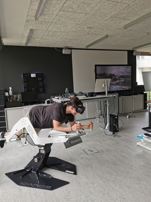 Auf dem VR-Fluggerät Ikaros konnten die Schüler:innen ihr körperliches Geschick unter Beweis stellen.