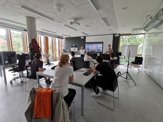 Im Workshop „virtuelle Realität zum Anfassen“ konnten die Teilnehmenden die VR-Anwendungen des Web Labors testen. 