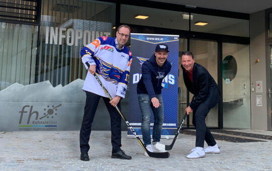 Die FH Kufstein Tirol freut sich über die Kooperation mit dem Kufsteiner Eishockeyteam. (im Bild v.l.: FH-Rektor Prof. (FH) Dr. Mario Döller, Roland Luchner, Obmann des Hockey-Vereins HC Kufstein Dragons und FH-Geschäftsführer Prof. (FH) Dr. Thomas Madritsch).