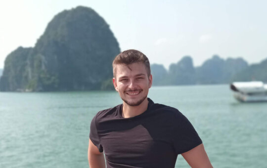 Erik Stuckenberger, Student der FH Kufstein Tirol, bei seiner Erkundung Vietnams - Ha-Long-Bay war bislang das absolute Highlight seines Auslandsaufenthalts.