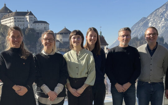 Das Praxisprojekt-Team mit Betreuerin Dr. Miriam Lettner (1.v.l.), Mag. Sophia Neuner, (IKB, 2.v.l.), Constanze Kaufmann, MSc (IKB, 3.v.l.) und Studierende des Energie- & Nachhaltigkeitsmanagements