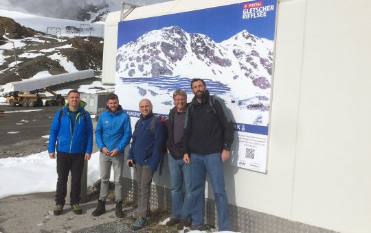 Das Studiengangsteam Europäische Energiewirtschaft der FH Kufstein Tirol mit Ing. Florian Jamschek am Pitztaler Gletscher.