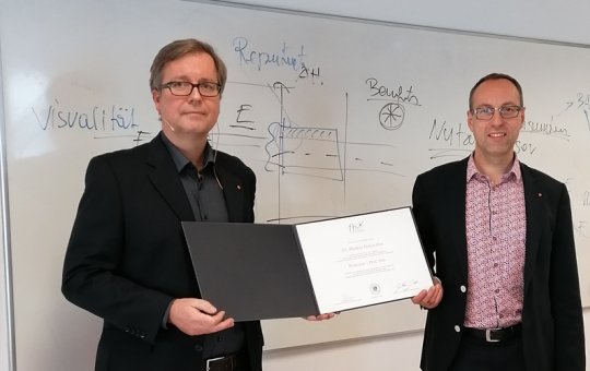 FH-Rektor, Prof. (FH) Dr. Mario Döller, gratuliert Prof. (FH) Dr. Markus Holzweber zum Titel Professor (FH). 