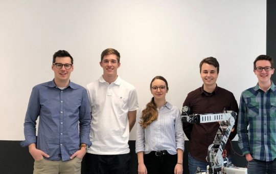 Die Praxisgruppe entwickelte den Roboter-Greifer für den Arbeitsplatz der Zukunft: Dörfler Philipp, Sacher Hannes, Beretitsch Melina, Brandstötter Raphael, Feiersinger Alexander (v.l.n.r)