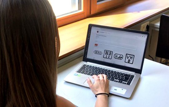 WEB-Studierende der FH Kufstein Tirol entwickeln eine Webanwendung für das Edelmetall Meistermarkenbuch und tragen damit zur Digitalisierung in diesem Bereich bei.