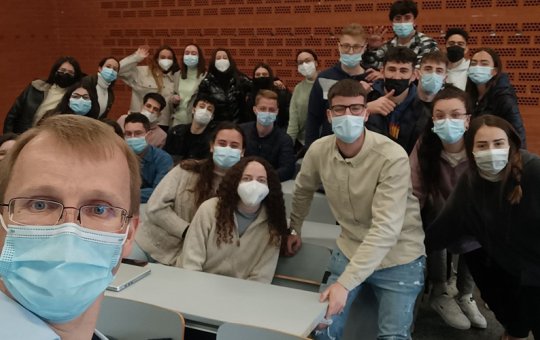 Prof. (FH) Karsten Böhm mit einer Studierendengruppe der Universitat de València im März 2022.