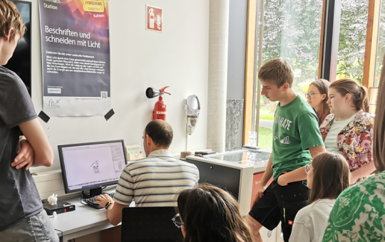 Der erste Tech-Day der FH Kufstein Tirol war ein voller Erfolg und gab den teilnehmenden Schüler:innen einen spannenden Einblick in die Studiengänge und Forschung.