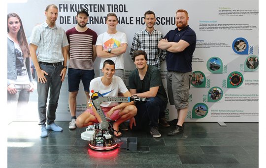 Gruppenfoto mit dem mobilen Roboter