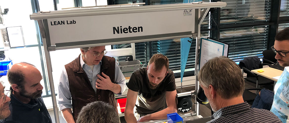 Beim LEAN-Training beim Liebherr Werk in Telfs machten sich neue Mitarbeitende mit den Produktionssystem vertraut.