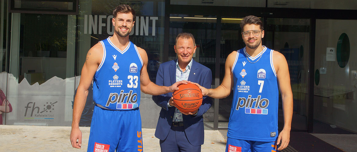 Die beiden Stipendiaten Florian Köppl (links) und Jakub Hussain (rechts) spielen in der laufenden Saison für die Pirlo Kufstein Towers – hier zusammen mit FH-Geschäftsführer Prof. (FH) Dr. Thomas Madritsch.