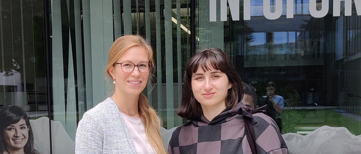 Nino, the Georgian student feels visibly at home in Kufstein and reports on her unforgettable semester at the FH Kufstein Tirol (in the picture on the left with the head of the International Relations Office and International Program Manuela Osterauer, on the right).