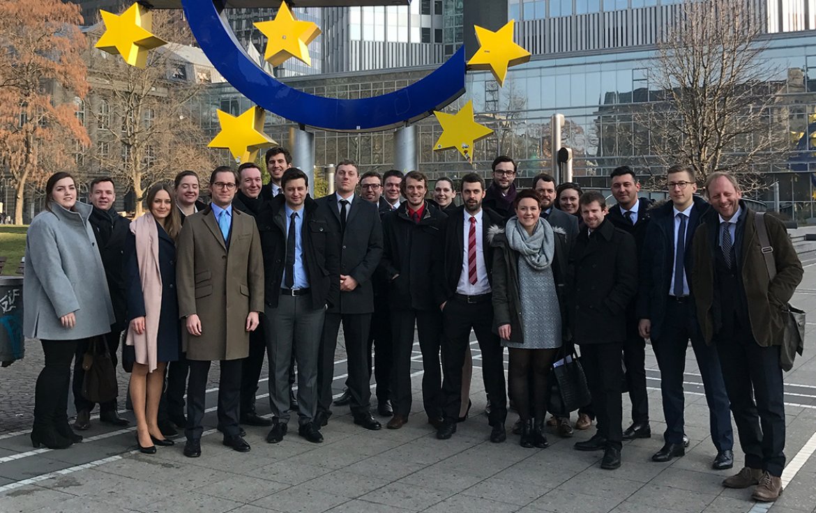 Die Studierendengruppe mit Prof. (FH) Dr. Markus W. Exler vor der Europäischen Zentralbank