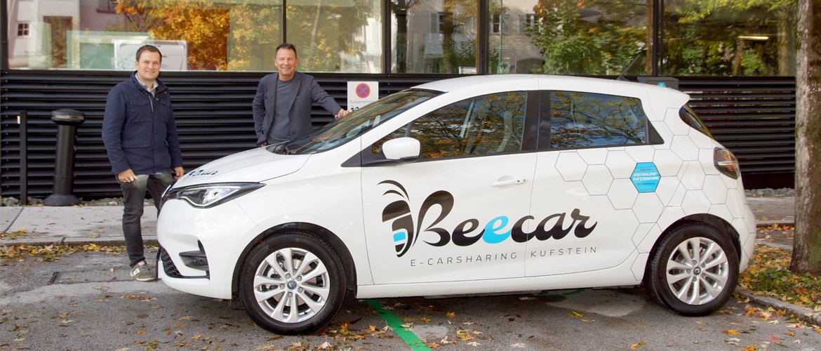 Beecar Projektleiter und FH-Geschäftsführer freuen sich über den neuen Beecar Standort an der FH Kufstein Tirol. 
