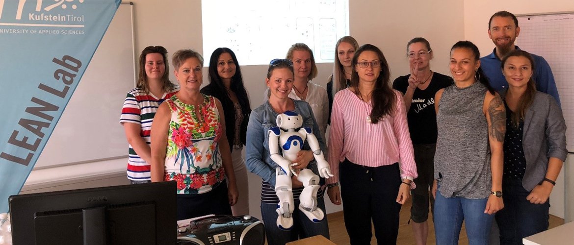 Beim Seminarauftakt an der FH Kufstein Tirol wurden den TeilnehmerInnen vier verschiedene technische Berufsbereiche vorgestellt.  