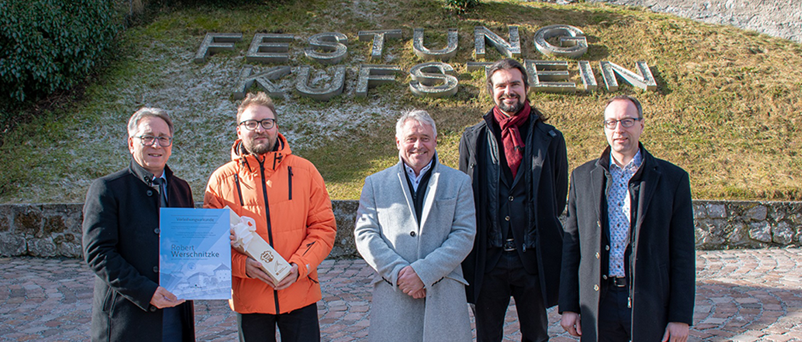Die Verleihung des Thesis Award fand am 24.Februar 2022 statt (v.l.n.r.) Bürgermeister Martin Krumschnabel, Robert Werschnitzke, MA, Gemeinderäte Manfred Haslacher und Klaus Reitberger sowie FH-Rektor Prof. (FH) Dr. Mario Döller.