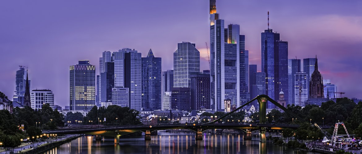Bild der Frankfurter Skyline bei Nacht