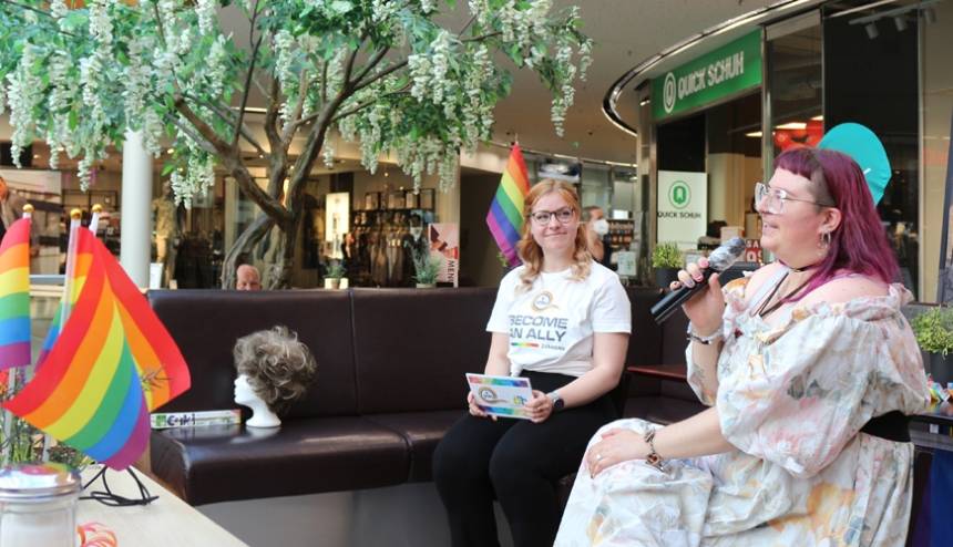 Interview with an LGBTQIA+ community testimonial at the opening of the exhibition.