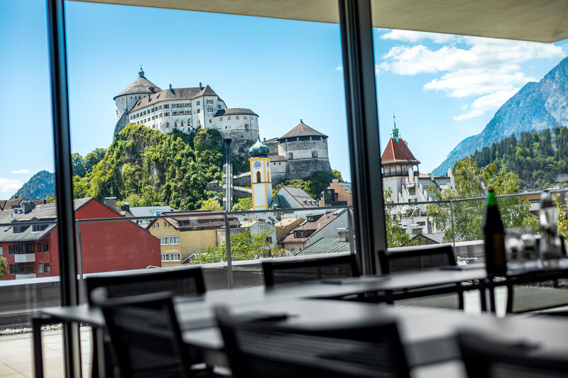Panoramablick von der FH Kufstein Tirol auf Festung und Altstadt Blick aus einem Besprechungsraum er FH Kufstein Tirol auf die Festung und Stadt Kufstein