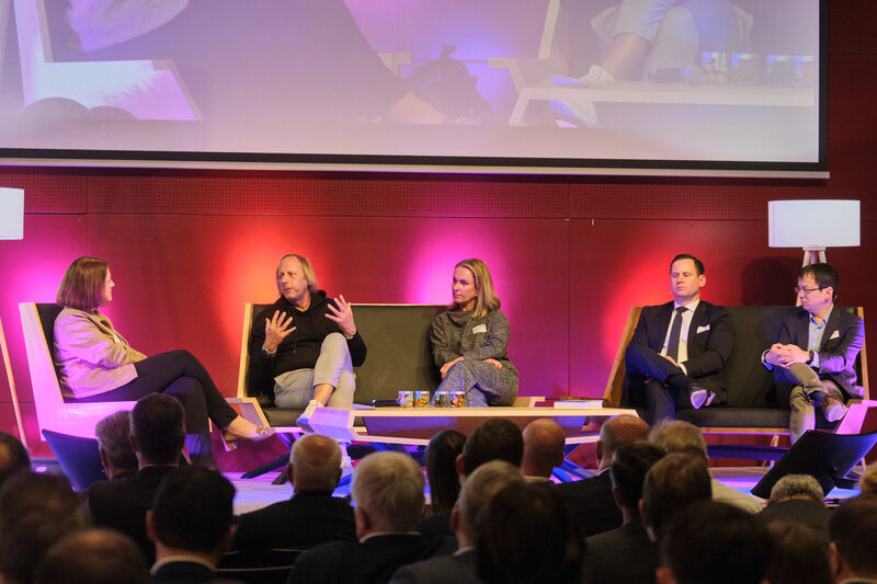 Die Teilnehmenden der Paneldiskussion auf der Bühne beim 14. Symposium Restrukturierung. Die Teilnehmenden der Paneldiskussion auf der Bühne beim 14. Symposium Restrukturierung: v.l.n.r. auf der Sitzgruppe Gabriele Schiermer, Markus Exler, Kristin Nagel, Alexander Jaroschinsky und Felix Lee, im Vordergrund sieht man das Publikum